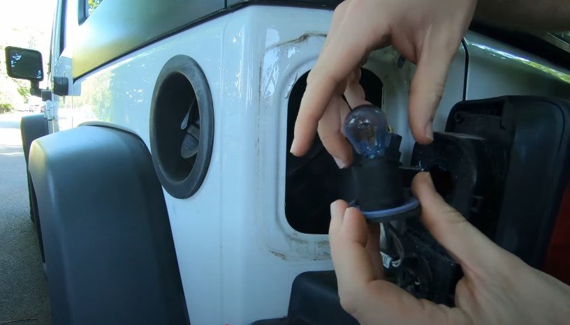 Wrangler Rear Turn Signal Bulb Replacing